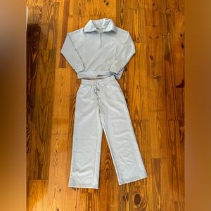 Women’s 2 piece loungewear set! Wide leg pants with pullover!